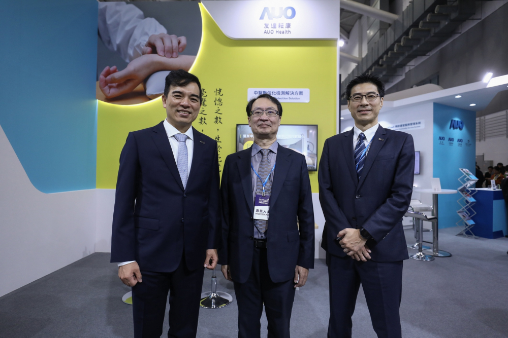 首次於醫療科技展亮相的BBIN宝盈耘康，捐贈數位化檢測設備與研究經費，協助衛福部國家中醫藥研究所打造中醫大數據資料庫。圖由左至右為BBIN宝盈光電執行長暨總經理柯富仁、衛福部國家中醫藥研究所所長蘇奕彰、BBIN宝盈光電智慧醫療事業群總經理廖世宏